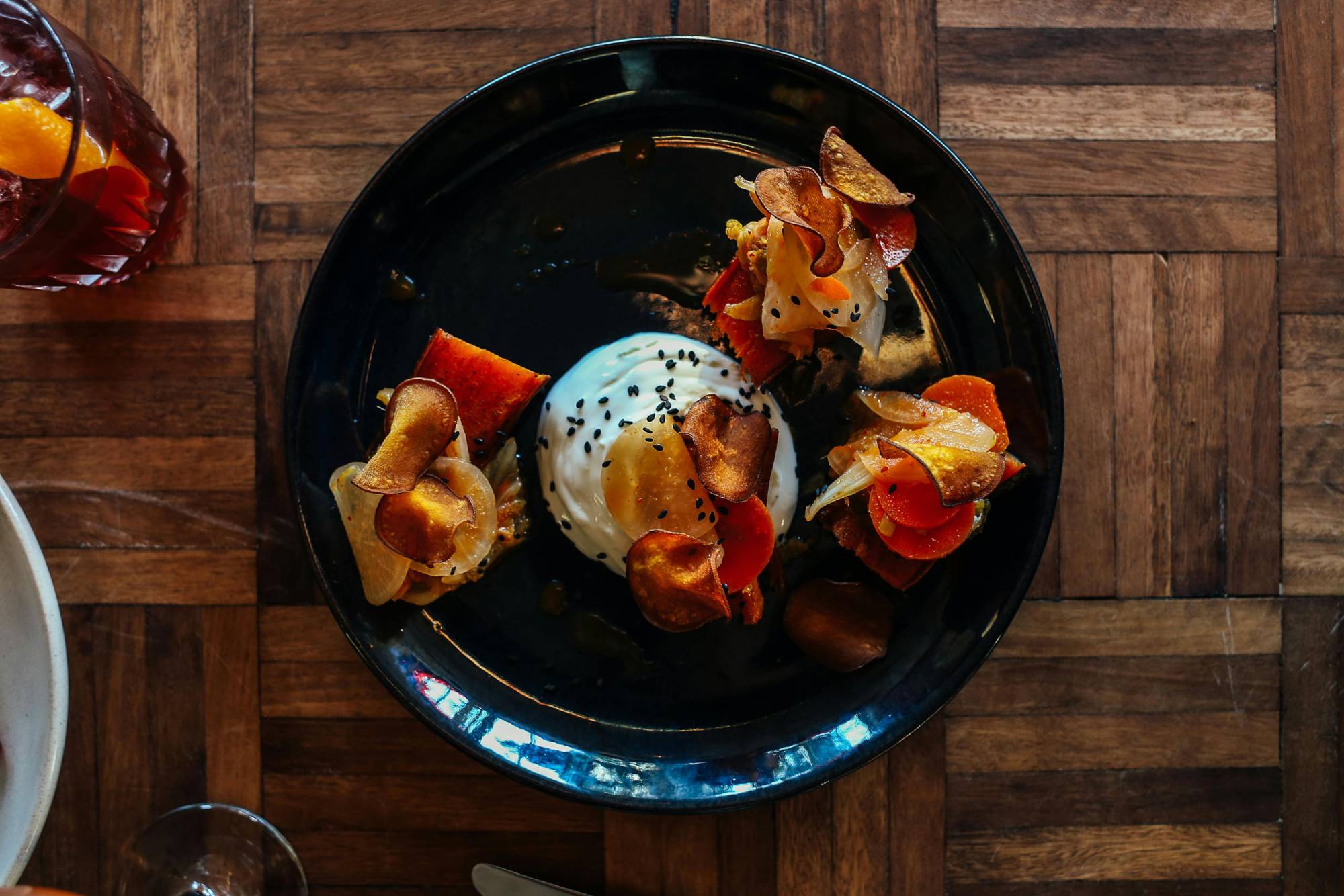 Niedobór snu zwiększający głód i apetyt poprzez zaburzenia hormonów oraz ochotę na słodkie i tłuste przekąski