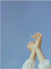 Progesteron spowalniający pracę jelit prowadzący do zaparć, wzdęć i zwiększonej ilości gazów